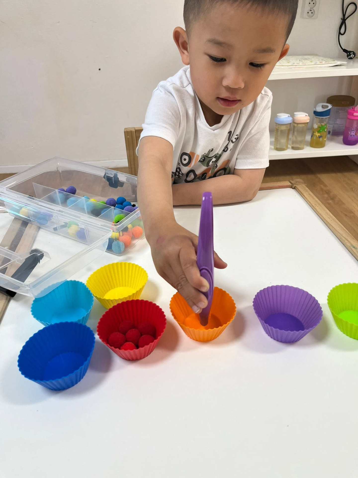 Bé luyện khéo léo phân loại màu