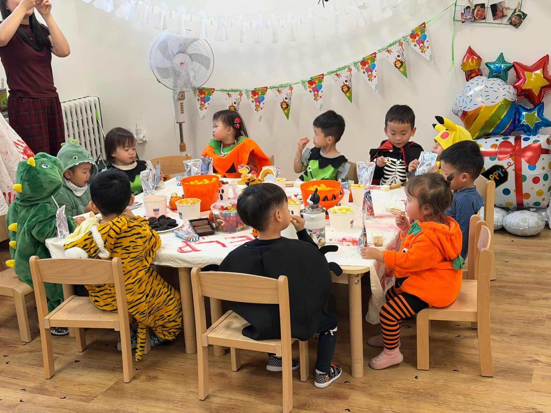 Tiệc Halloween trong lớp