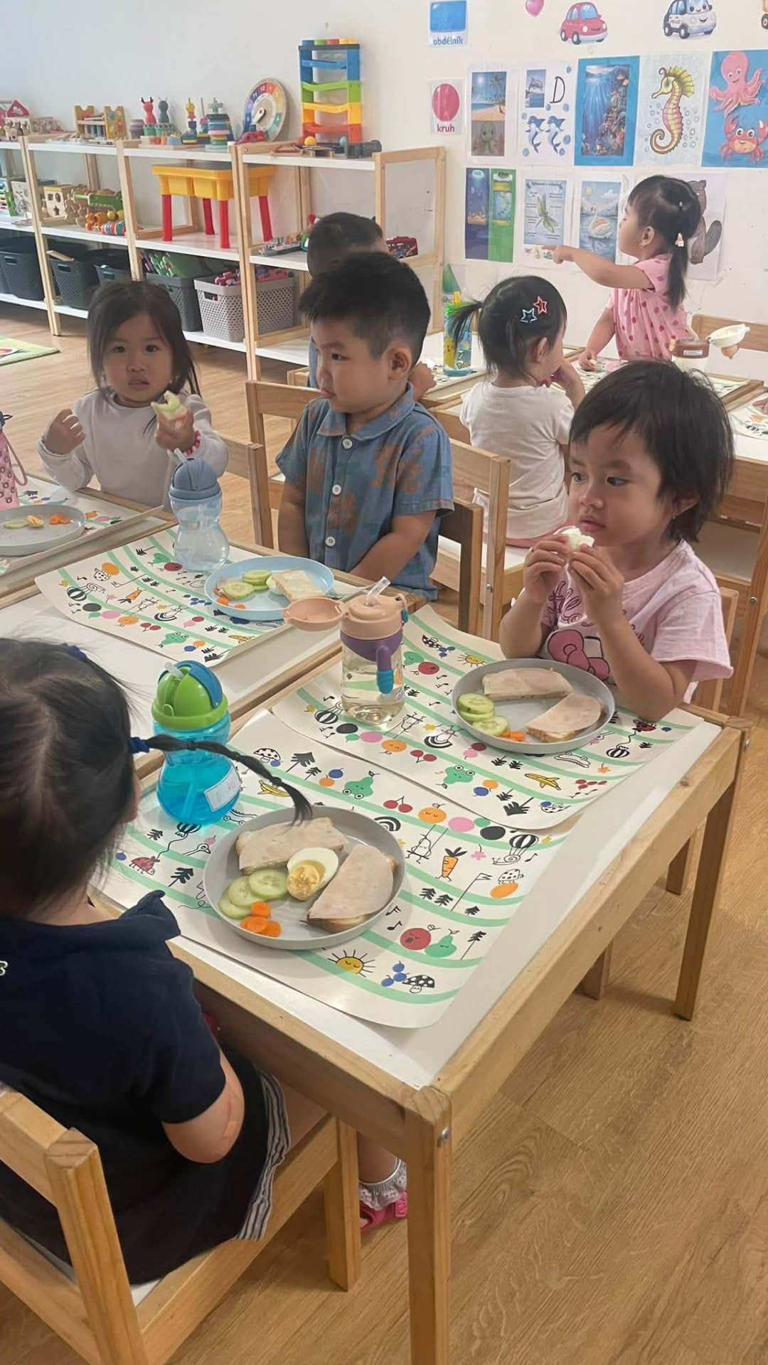 Bữa ăn nhẹ lành mạnh ở lớp
