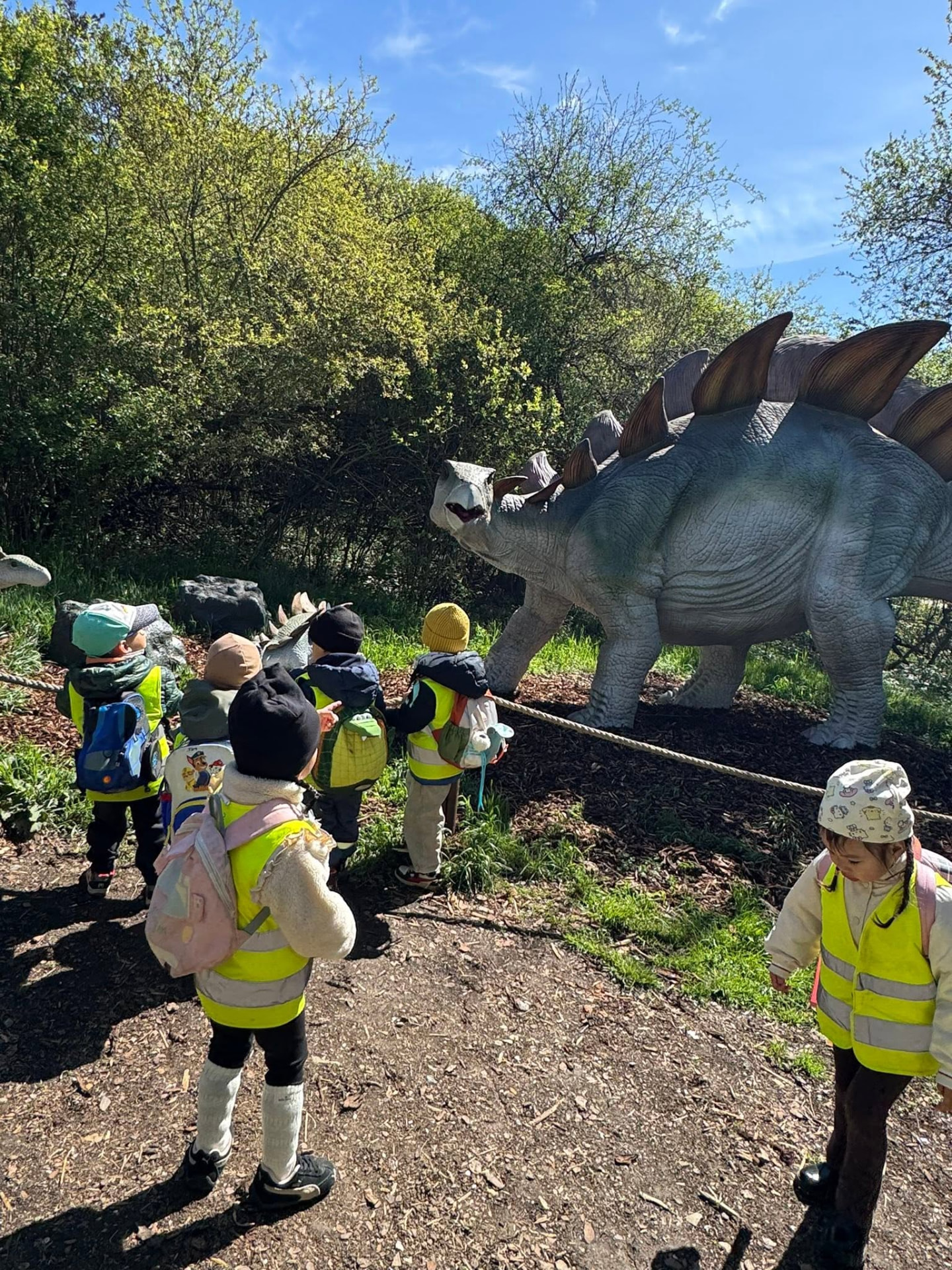 Các bé ngắm mô hình khủng long Stegosaurus