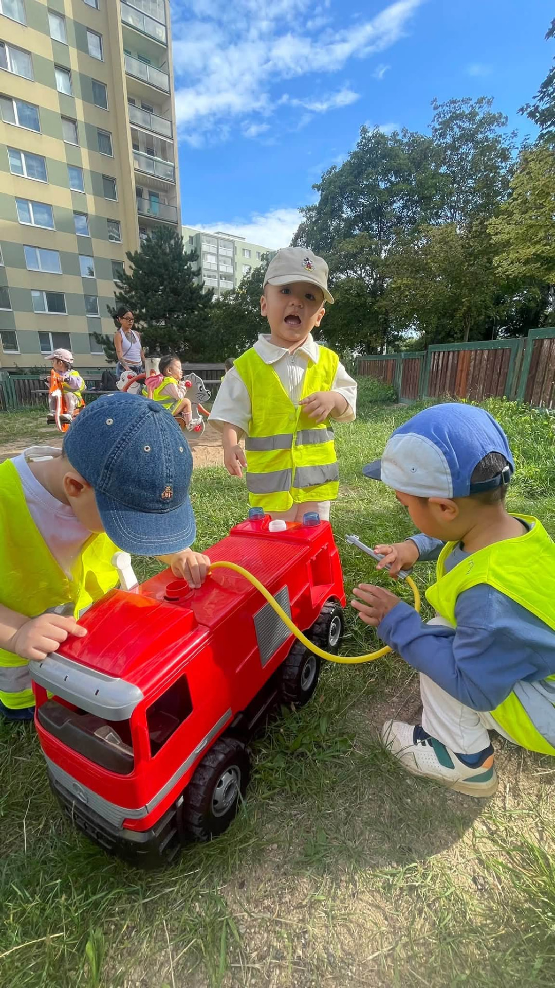 Bé chơi lính cứu hỏa