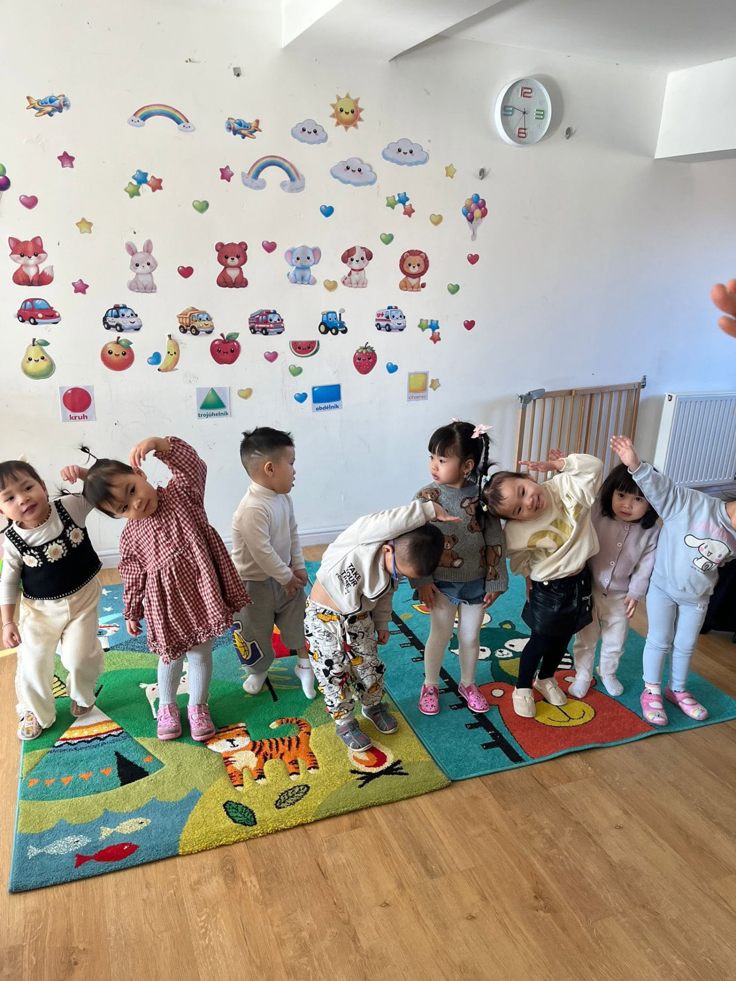 Bé tập vươn vai theo nhạc